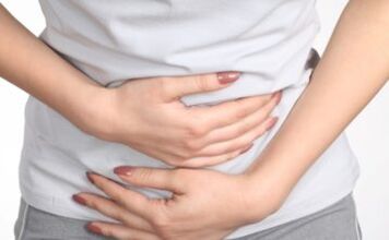 A dor no abdome é un dos primeiros síntomas da infección por vermes. 