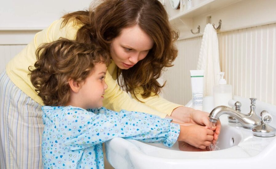 Para evitar a entrada de vermes no corpo do neno, debes seguir as normas de hixiene