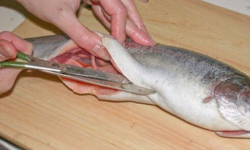 Cortar coidadosamente o peixe nunha táboa de cortar persoal protexerá contra a infección por parasitos